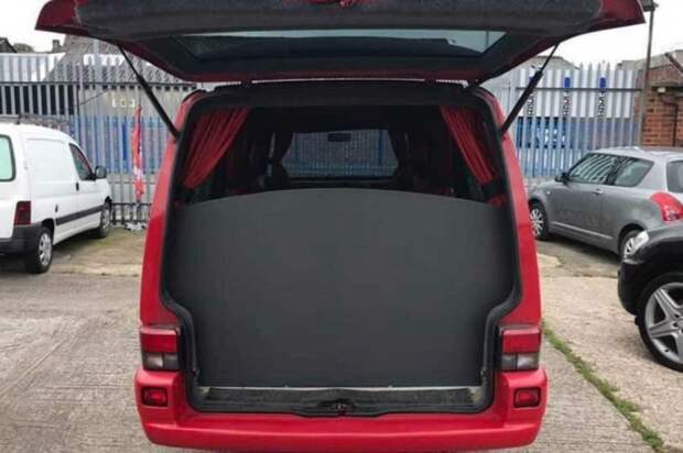 Из Volkswagen Transporter сделали уникальный кемпер с мангалом под капотом Volkswagen Transporter, transporter, volkswagen, авто, дом на колесах, кемпер, самоделка, фургон