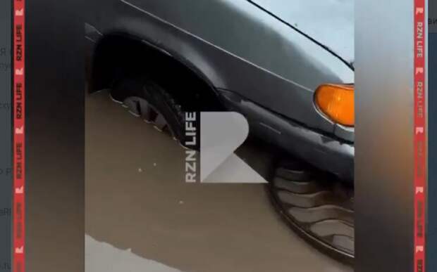 В Рязани автомобиль провалился в яму с водой