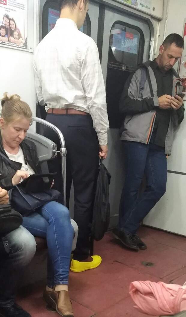 В каждом образе должна быть яркая деталь. Разбавь офисный стиль! метро, мода в метро, подземка, смешно, фото, фрики