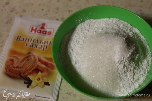 В сахарную пудру добавить ванильный сахар Haas и перемешать. По столовой ложке постепенно добавлять в белки, не прекращая взбивать.