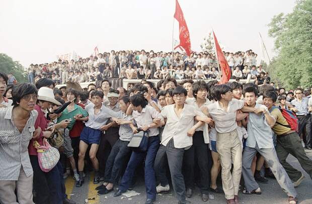 Расстрел демонстрантов на площади Тяньаньмэнь 25 лет назад Tiananmen Square 18 Расстрел демонстрантов на площади Тяньаньмэнь 25 лет назад