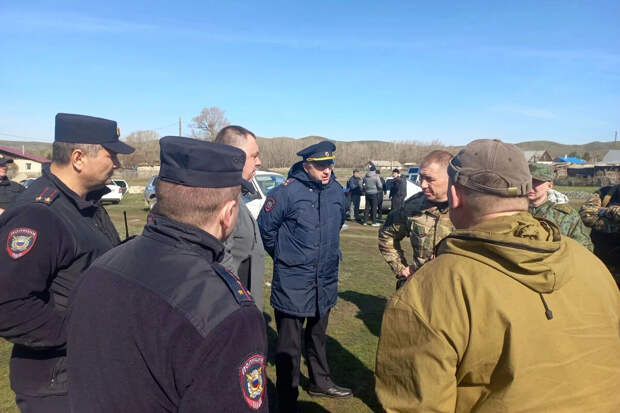 Подозреваемого в стрельбе по полицейским в Оренбуржье ищут вертолет и кинологи