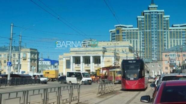 В Барнауле изменили три трамвайных маршрута из-за поломки путей на площади Октября