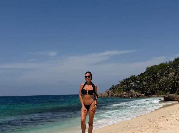 Телеведущая Виктория Лопырева показала фигуру в бикини на Сейшелах
