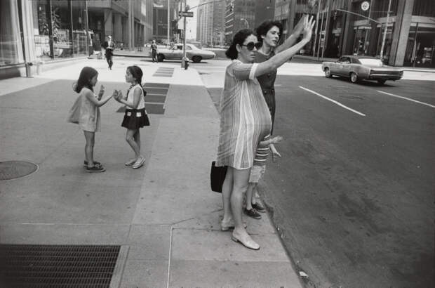 Девушки ловят такси в центре Нью-Йорка, 1968 год.