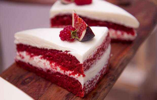 Вкусная лакомка — торт Красный Бархат.