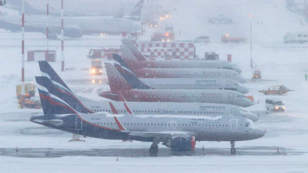 Во всех аэропортах Москвы ввели ограничения на полеты