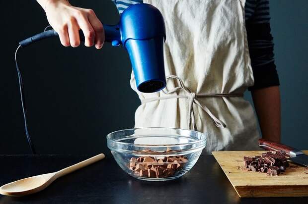 Направляйте фен на шоколад на расстоянии 20-25 см. / Фото: inmyroom.ru