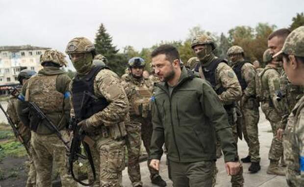 На фото: президент Украины Владимир Зеленский (в центре).