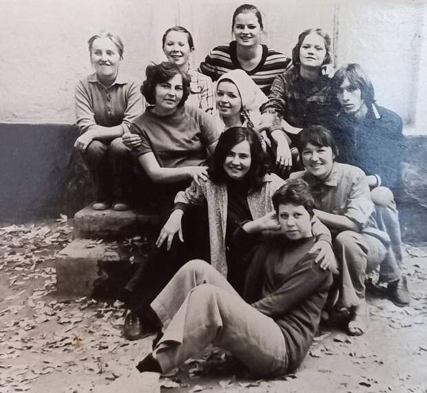 1976 год. Сельхозработы (хлопок), подшефный колхоз Ким Пен Хва нашего проектного института, Ташкентская область. Веселое было время. Я на первом плане! Прислала «Надежда».jpg