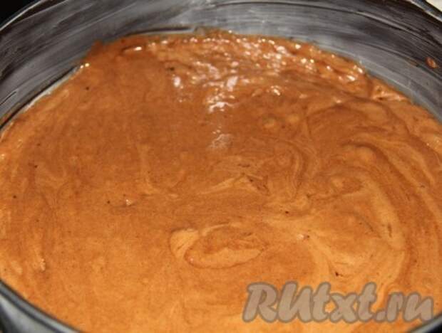 Разъемную форму (диаметром 24 см) смазать сливочным маслом и выложить в неё шоколадное тесто. Выпекаем бисквит в духовке 25-30 минут при температуре 160 градусов.