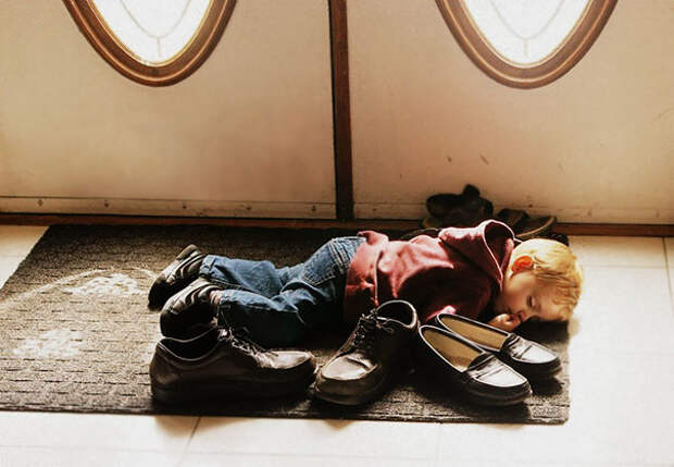 funny-kids-sleeping-anywhere-34-57a9882e110cd__605
