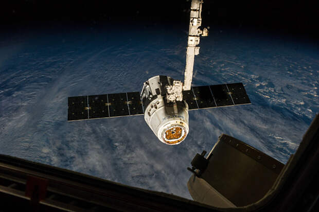 Многоразовый модуль Dragon пристыкован к МКС, 18 мая 2014 года. Фото: NASA