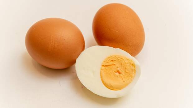 Курятник вместо магазина: четыре завтрака из яиц, которые спасают бюджет и радуют семью