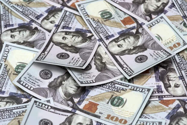 Автоэксперт назвал условия, при которых падение доллара снизит цены на машины