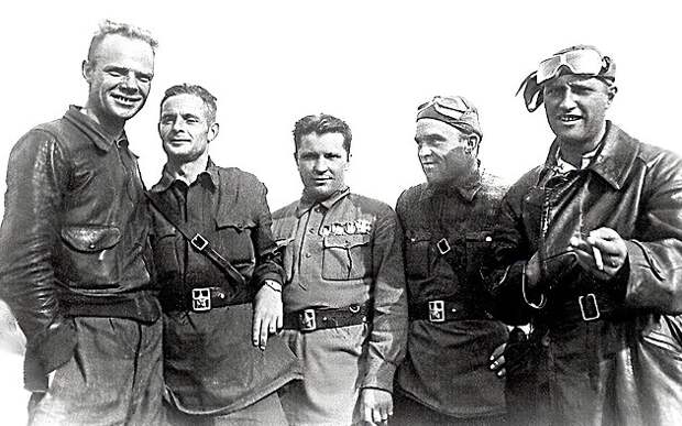Советские асы: С. И. Грицевец, И. А. Прачик, Г. П. Кравченко, П. М. Коробов и А. И. Смирнов, Халхин-Гол, 1939 год.