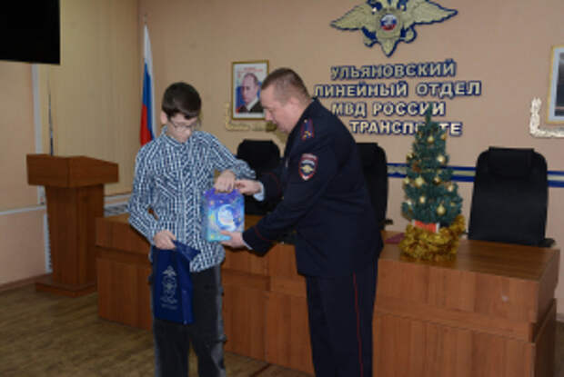 В Ульяновске руководство транспортной полиции приняло участие во Всероссийской благотворительной акции «Елка желаний»