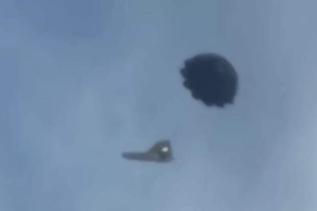 Военный летчик рассказал о спуске объекта в Харькове на загадочном парашюте
