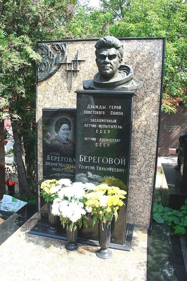 На изображении может находиться: 2 человека, растение, цветок, дерево и на улице