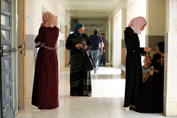 Женщины ждут, чтобы отдать свой голос во время парламентских выборов в Израиле 