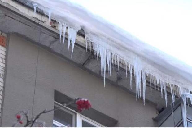 В Тамбове собственникам зданий отвели сутки на уборку сосулек и наледи с крыш