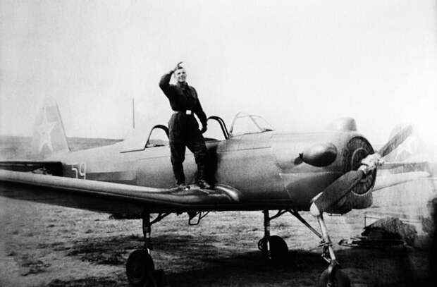 Учебно-тренировочный самолет Як-18. Юрий Гагарин в годы учебы в Саратовском аэроклубе, 1955 год