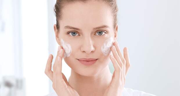 Eucerin-INT_DermoPure_Article_620-skin-care-routine_header-01