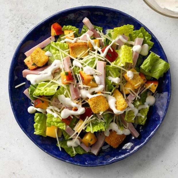 Салат с сыром и ветчиной. \ Фото: pinterest.com.