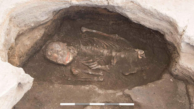 Зачем жители одного из древнейших городов раскрашивали кости своих покойников