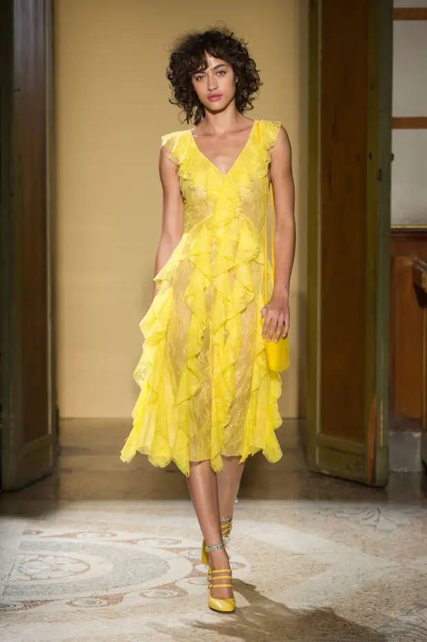 Стильное желтое платье-рубашка на короткий рукавчик