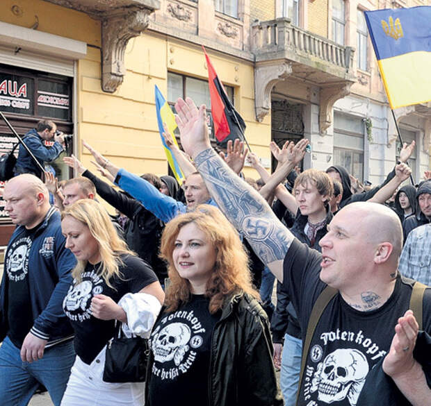По улицам Киева маршируют молодчики со свастикой, чьих дедушек и бабушек нацисты уничтожали миллионами, поскольку считали украинцев расой неполноценных. Фото: srbijadanas.net