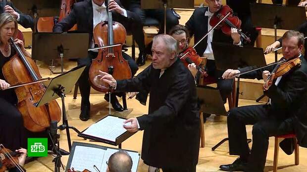 Гергиев вышел на сцену Мариинского театра вместе с «Оркестром мира»