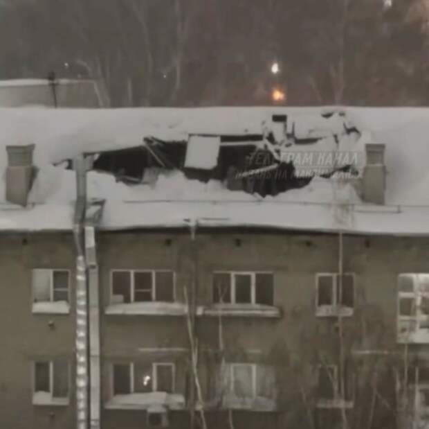 В российском городе от снега рухнула крыша не чищенного с прошлого года дома