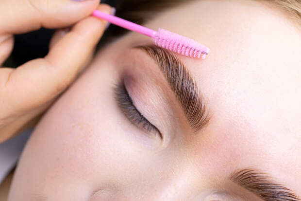 Pravda.Ru: форму бровей важно создавать при ярком освещении