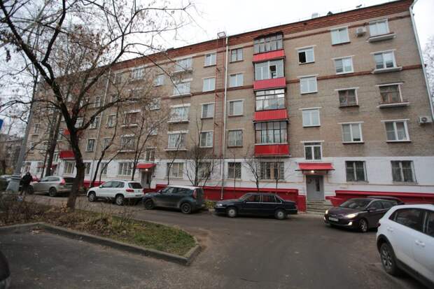 Ремонт фасада дома на Верхней Первомайской улице завершится в этом году