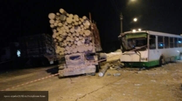 В Сыктывкаре столкнулись рейсовый автобус и лесовоз, пострадали 13 человек