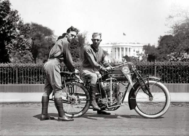 Американские спортсмены - мотоциклисты у Белого дома (Вашингтон, 1915 год) авто, мото, мотоцикл, мотоциклы, олдтаймер, ретро техника, ретро фото, фото