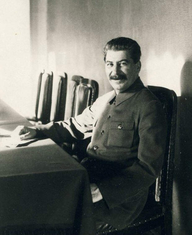 Это одна из немногих фотографий, на которой Сталин улыбается