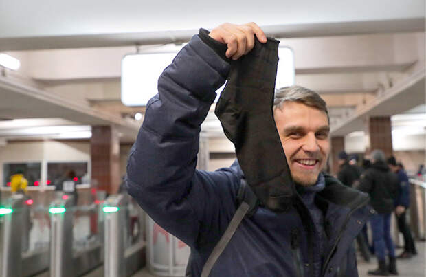 Носки для защитников отечества в метро разобрали за полчаса