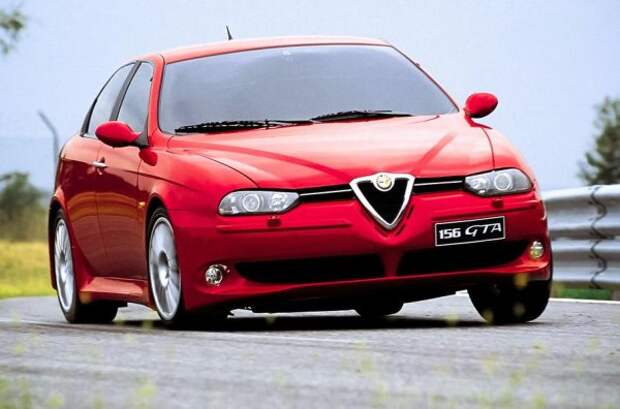 На стенде Alfa Romeo проходит премьера «надутой» модификации в семействе 156. Седан и универсал Sportwagon получают полные доработки, которые связывают их с названием GTA (Gran Turismo Alleggerita, облегченный гран-тур).  В 60-е годы это название получил спортивный автомобиль, который произвел фурор в гонках и стал легендой, и это только увеличило интерес тех, кто недоволен версией с 2,5-литровым V6 мощностью 190 л.с.  В GTA 3,2-литровый 6-цилиндровый двигатель Busso без наддува сочетается с 6-ступенчатой ​​механической коробкой передач, что обеспечивает еще большее удовольствие от вождения.  Разгон от 0 до 100 км / ч занимает 6,3 секунды, что несколько разочаровывает тех, кто стремится обогнать BMW M3.