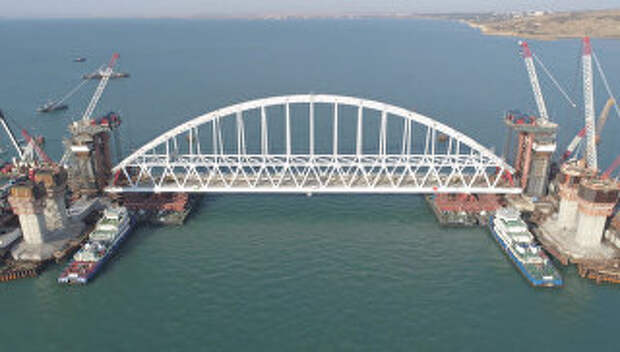 Буксиры доставили шеститонную арку крымского моста к месту установки на опоры