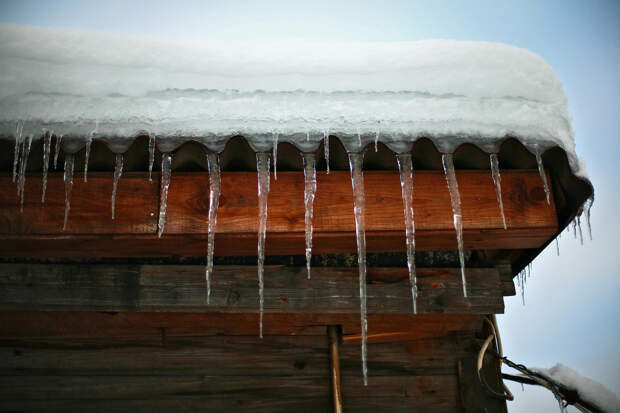 В российском городе снег упал с крыши вместе с бетоном и металлом