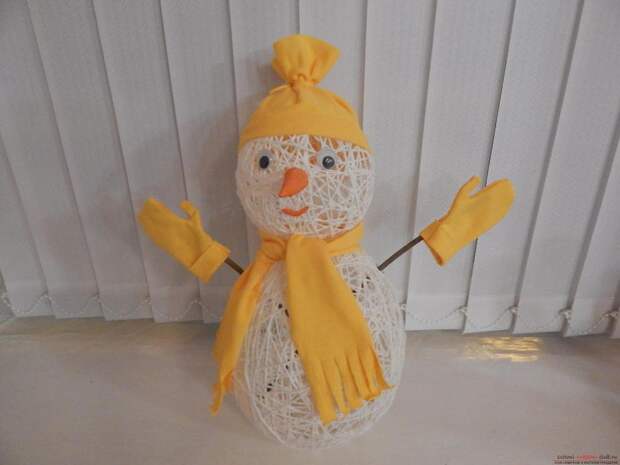 Новогодние поделки очень разнообразны, создать снеговика своими руками можно даже из ниток, если за окном мало снега.. Фото №1