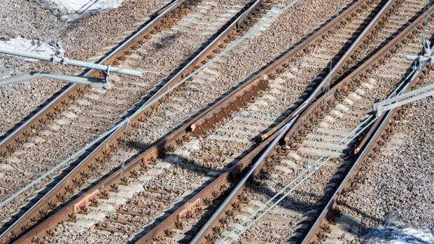 Под Костромой пассажир поезда скинул проводницу на пути