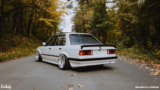 BMW E30 на дороге классика