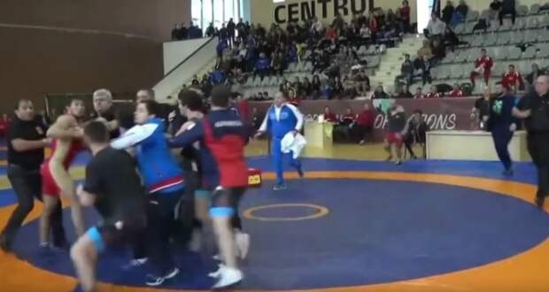 Поединок российского и грузинского борцов на Кубке наций завершился массовой дракой