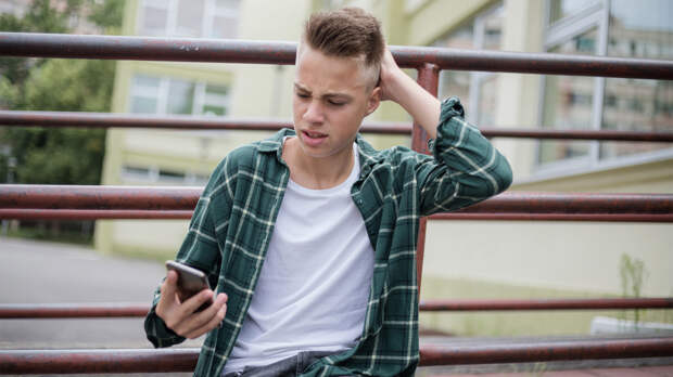 Почему подростки не любят говорить по телефону? Отвечает психолог