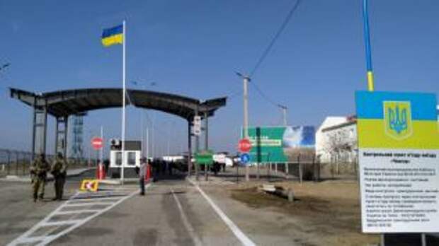 Кабмин принял решение об ограничениях на поездки в Крым