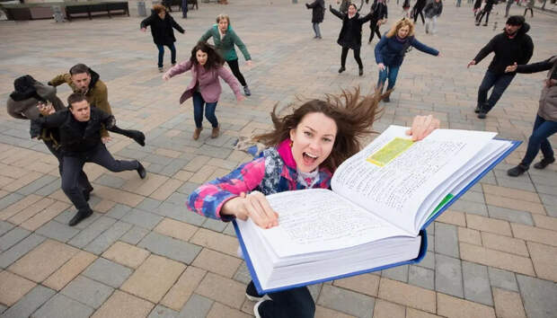 "Русские вокруг меня – негодяи!": Француженка "взорвалась" от негодования. А всё и-за грамматики