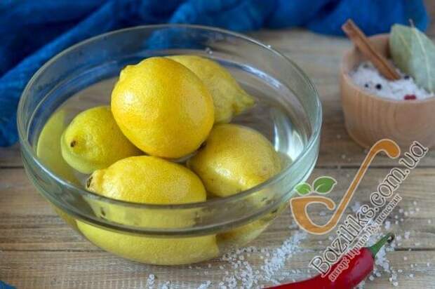 Если таки вы приобрели обработанные парафином лимоны, то нужно избавиться от этого защитного слоя. Для этого необходимо обдать лимоны кипятком и хорошо промыть щеточкой под проточной водой.